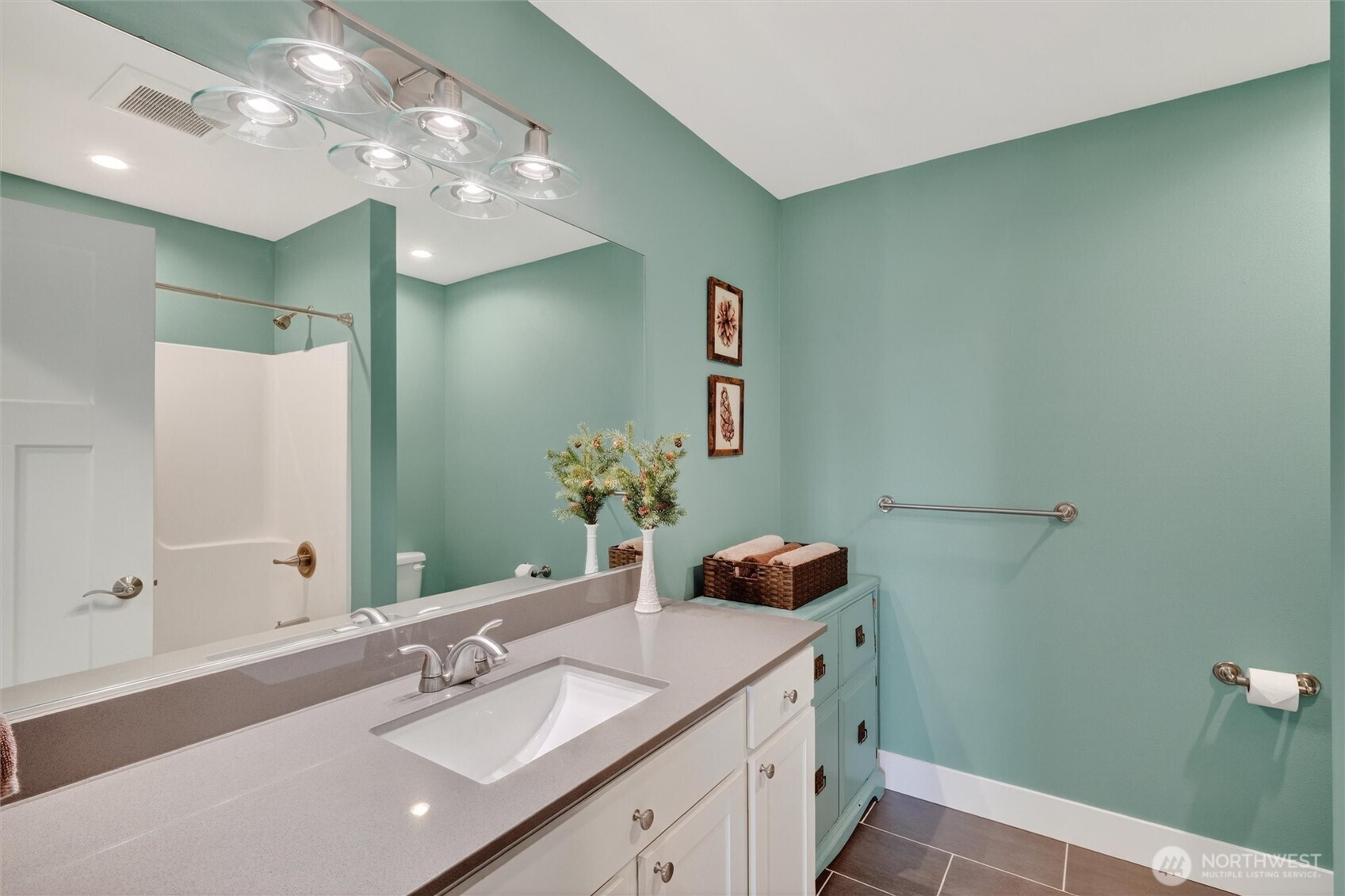 125 Ridgeview Street Sumas, WA 98295 - Photo 25 of 40 a bathroom with a sink and a mirror