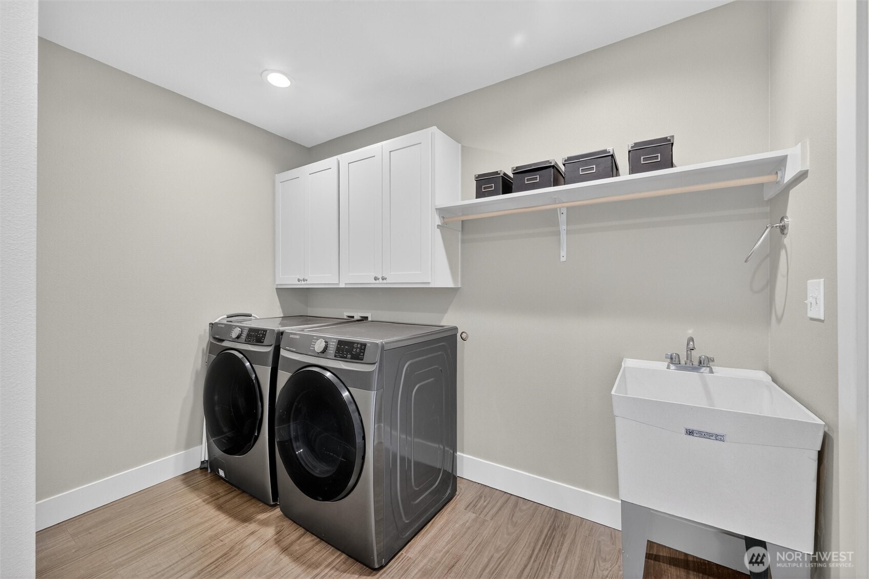 125 Ridgeview Street Sumas, WA 98295 - Photo 26 of 40 a utility room with sink dryer and washer