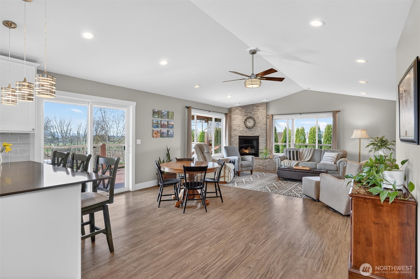 125 Ridgeview Street Sumas, WA 98295 - Photo 4 of 40 a living room with furniture dining table and a large window