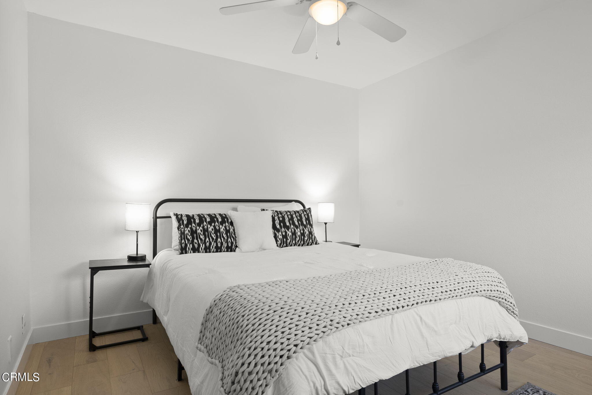 940 Vallecito Drive Ventura, CA 93001 - Photo 21 of 42 a bedroom with a bed and a lamp