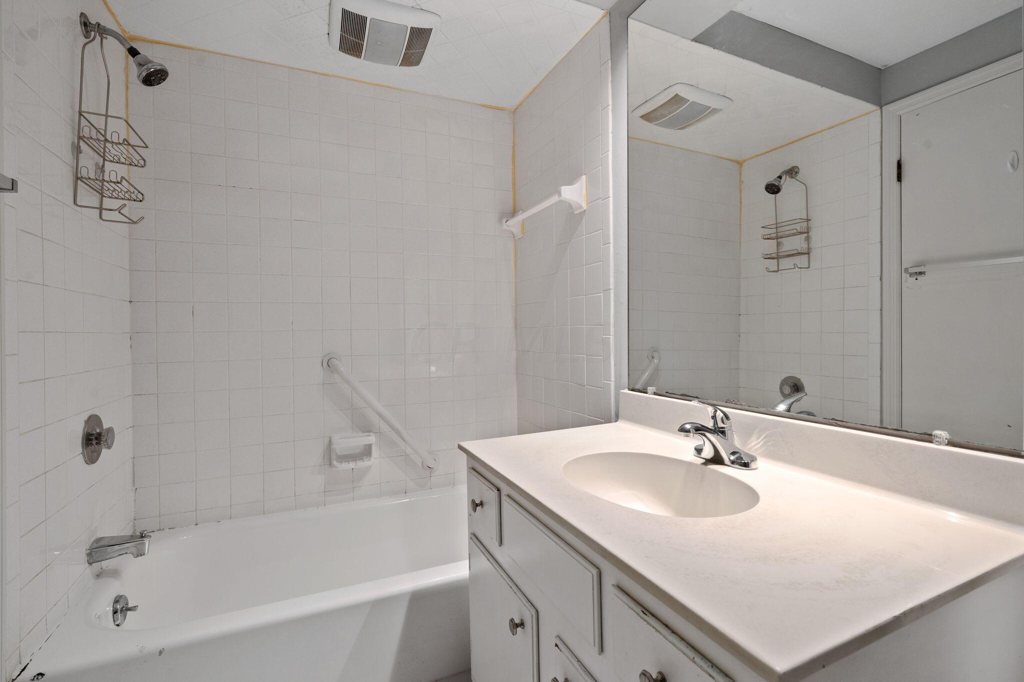 5123 Ranstead Court Columbus, OH 43220 - Photo 27 of 48 Owner's Suite bath