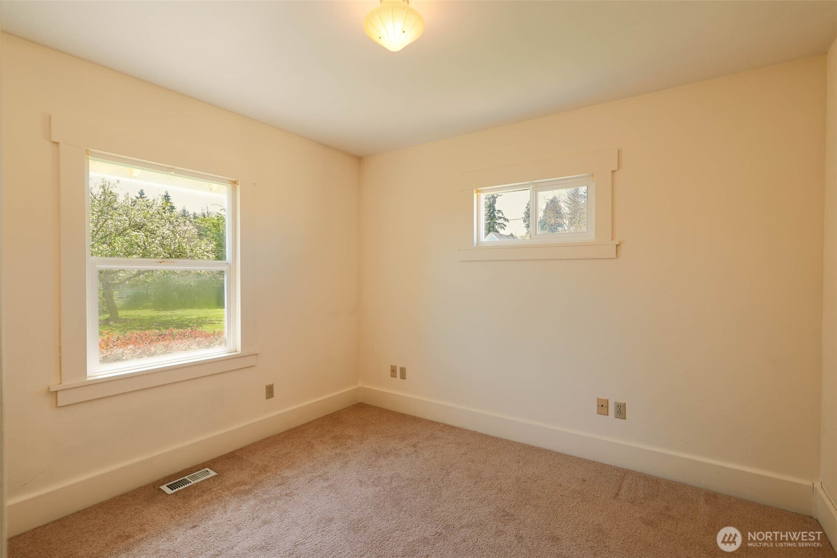 1320 4th Street Cosmopolis, WA 98537 - Photo 20 of 40 an empty room with a window