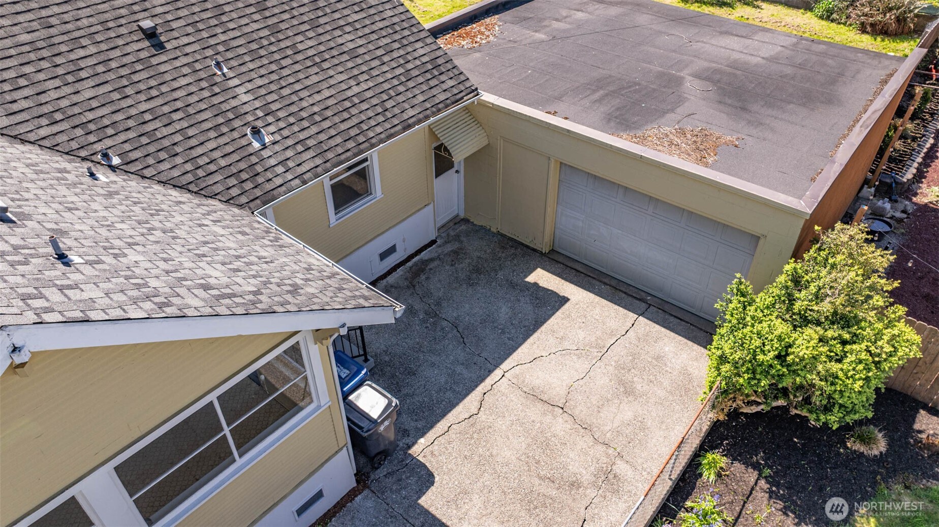1320 4th Street Cosmopolis, WA 98537 - Photo 22 of 40 a backyard of a house