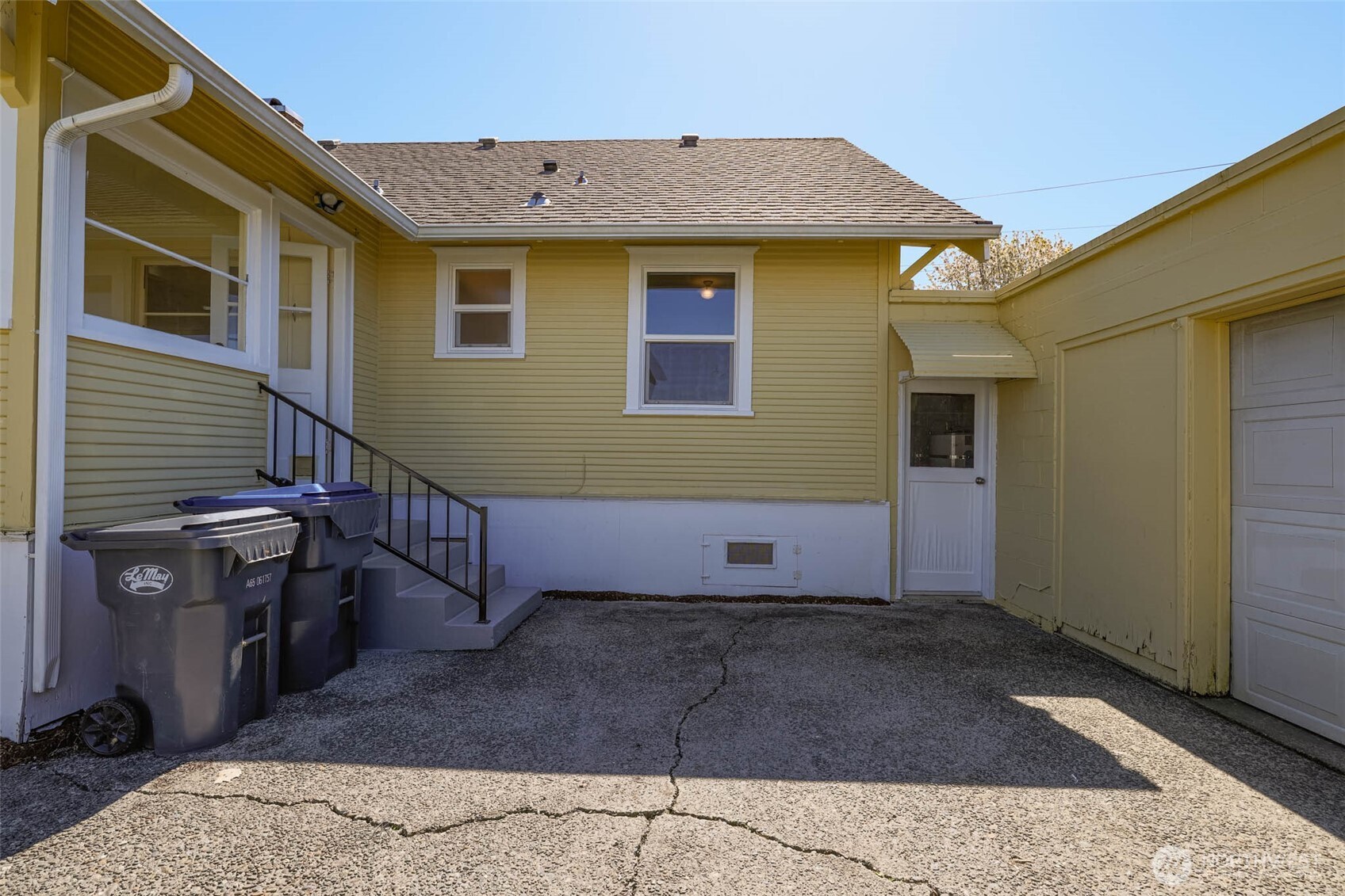 1320 4th Street Cosmopolis, WA 98537 - Photo 7 of 40 a front view of a house