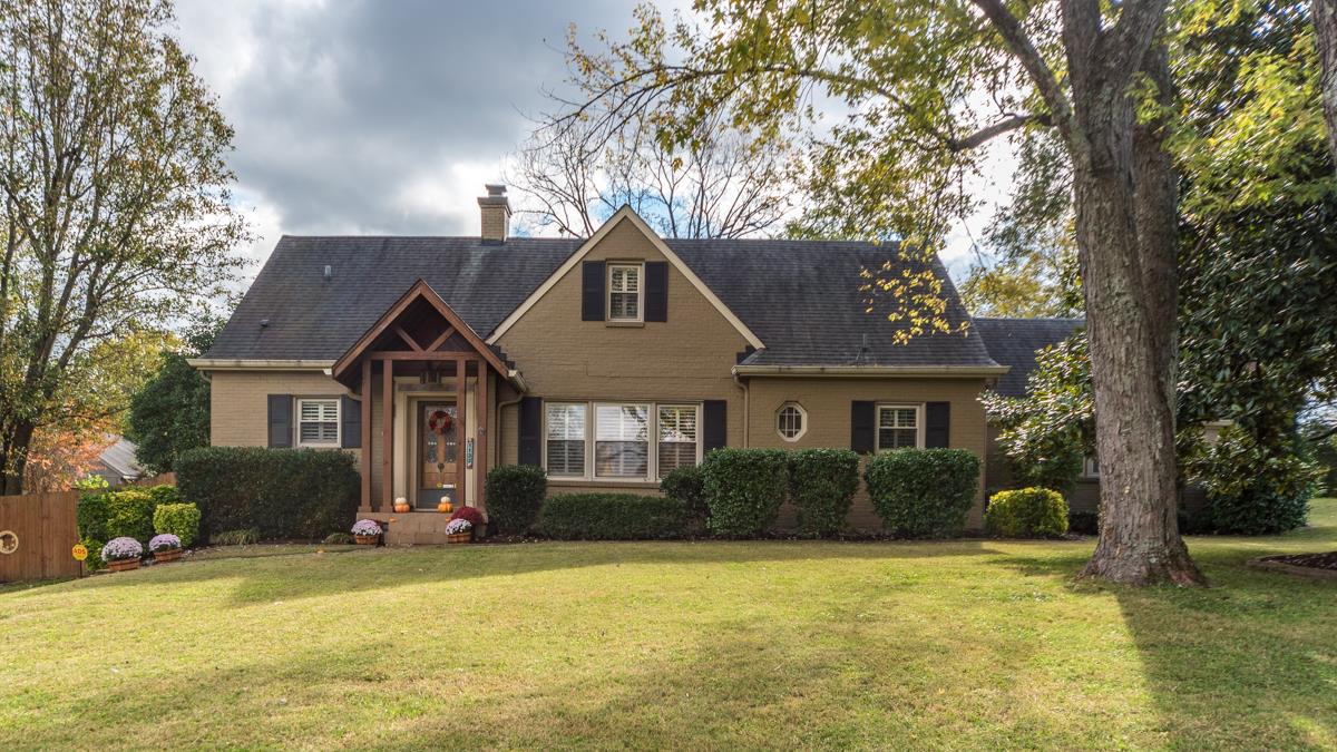This gorgeous home is within walking distance of TKO restaurant, Inglewood Library (at the end of the street), Nikki Lane's High Class Hillbilly vintage boutique, Radio Cafe, and Litton Middle School with its adjacent playground and tennis courts.