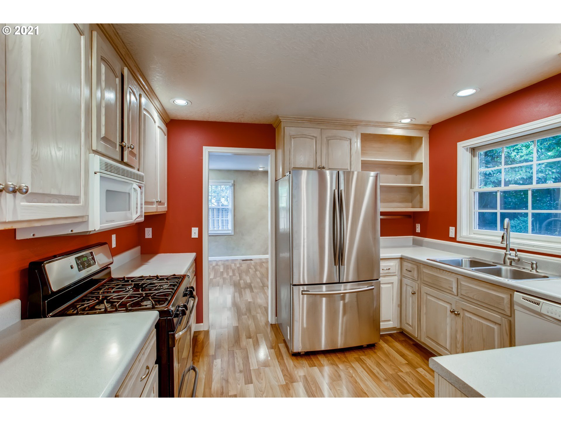 8005 Southwest Devon Lane Portland, OR 97219 - Photo 11 of 32 Gallery Image 11
