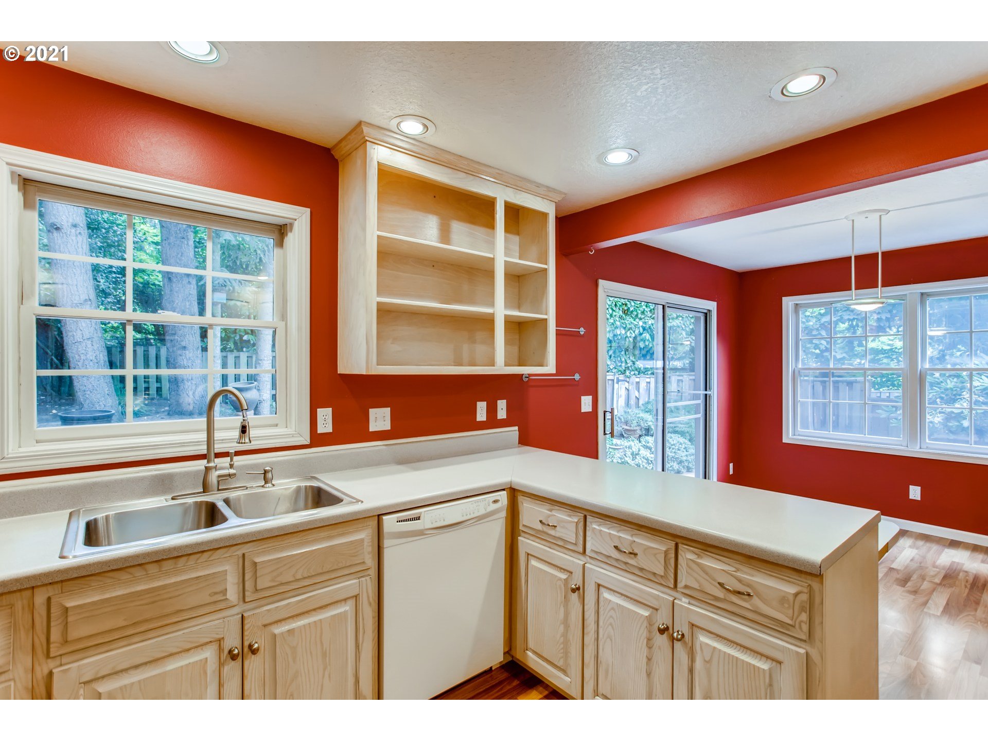 8005 Southwest Devon Lane Portland, OR 97219 - Photo 12 of 32 Gallery Image 12
