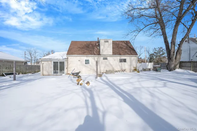 $625,000 | 90 Winchester Drive, Lindenhurst, NY 11757