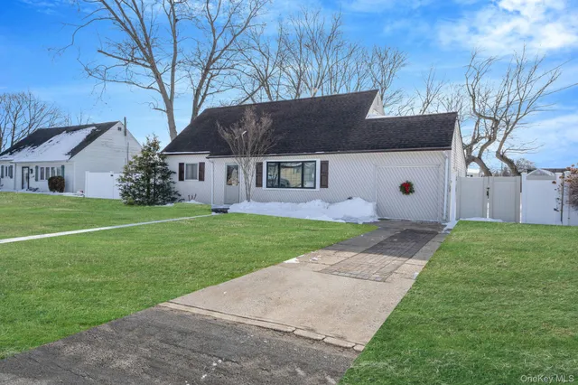 $625,000 | 90 Winchester Drive, Lindenhurst, NY 11757