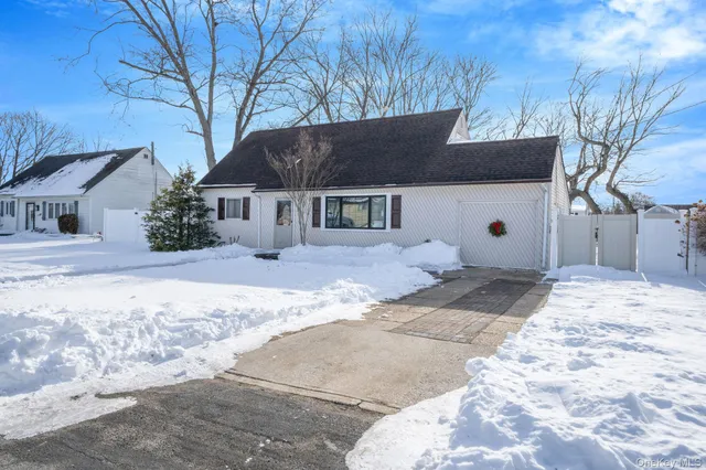 $625,000 | 90 Winchester Drive, Lindenhurst, NY 11757