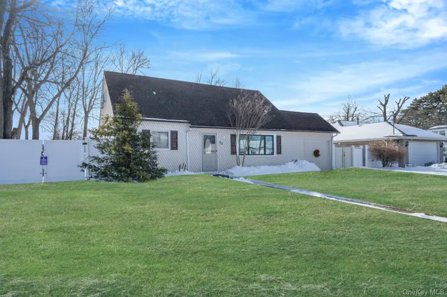$625,000 | 90 Winchester Drive, Lindenhurst, NY 11757
