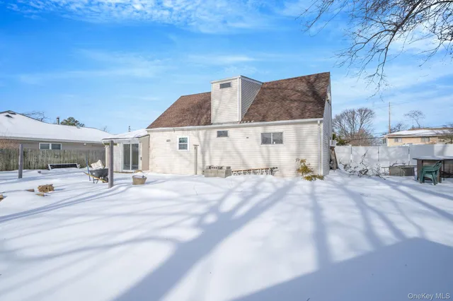 $625,000 | 90 Winchester Drive, Lindenhurst, NY 11757