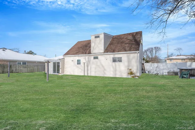 $625,000 | 90 Winchester Drive, Lindenhurst, NY 11757