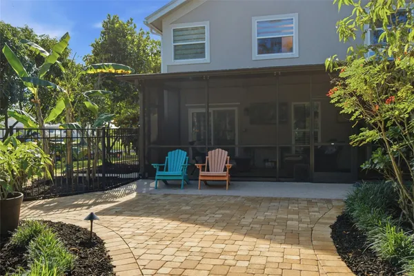 a chairs and a table in a backyard