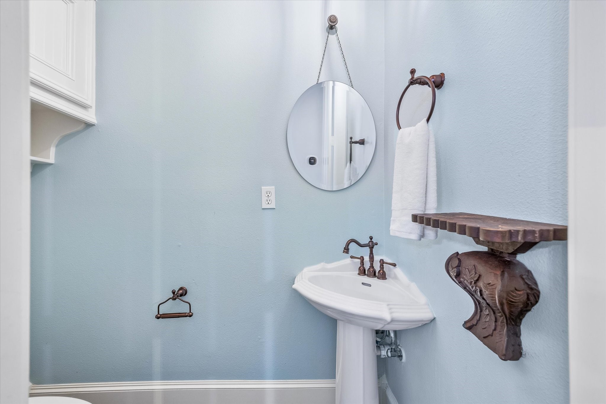 634 West 17th Street Houston, TX 77008 - Photo 16 of 42 A charming first-floor powder bath adds convenience for guests and daily use, with a classic pedestal sink, round mirror, and stylish fixtures adding just the right touch of character.