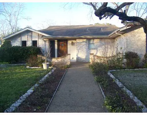 a view of house with a yard