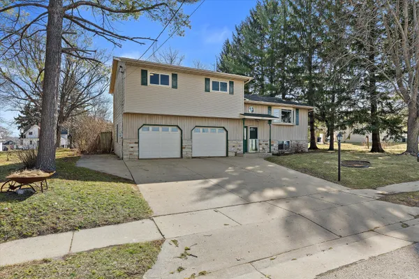 $295,000 | 609 Clinton Street, Horicon, WI 53032