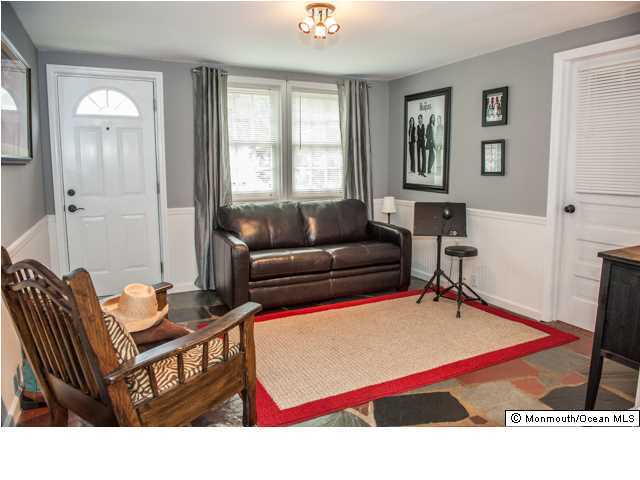 280 Sudbury Road Point Pleasant, NJ 08742 - Photo 6 of 20 a living room with furniture and a rug
