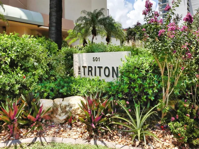a view of a livingroom with furniture