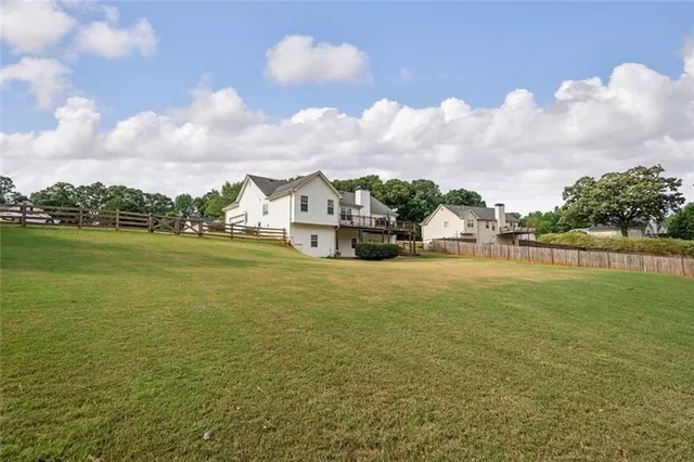a view of a yard with a house