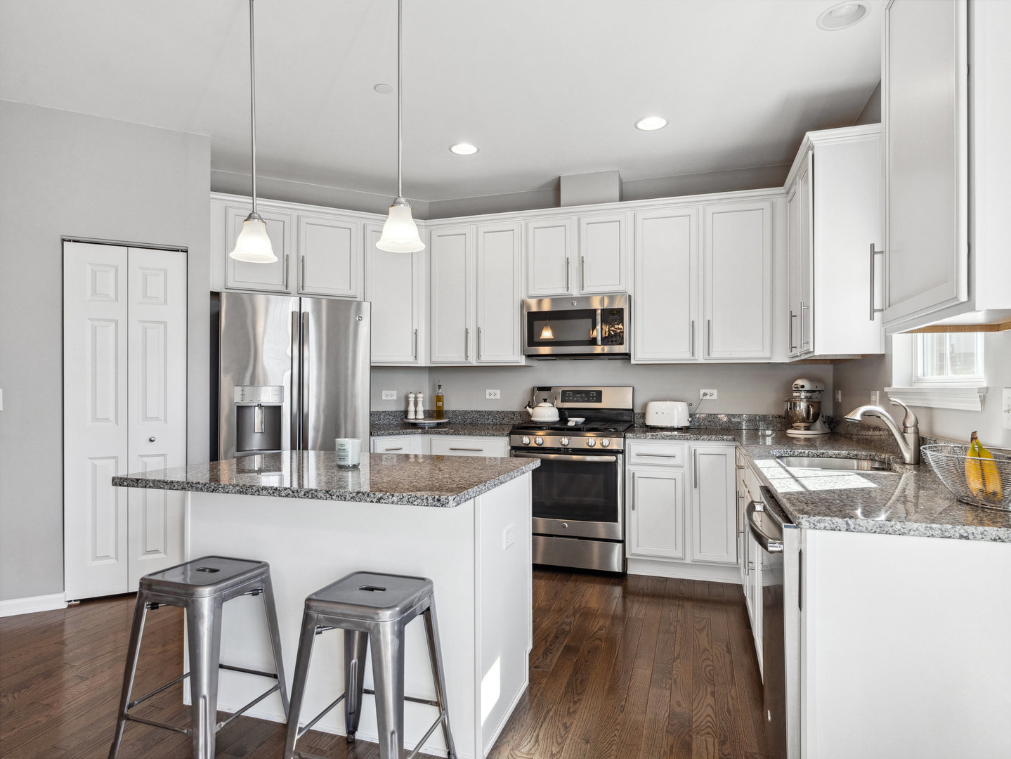 2933 Henley Lane Naperville, IL 60540 - Photo 5 of 28