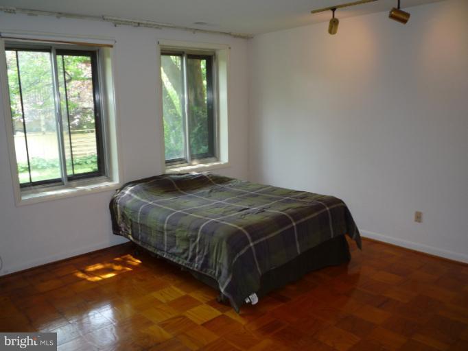 6 Cross Keys Road, Unit 6A Baltimore, MD 21210 - Photo 23 of 30 a bed sitting in a bedroom next to a window