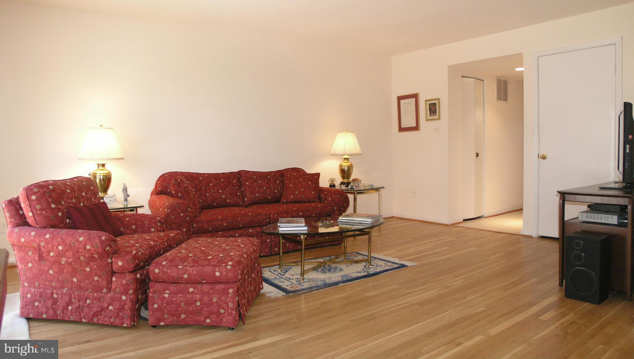 1812 Golf View Court Reston, VA 20190 - Photo 4 of 29 Living Room