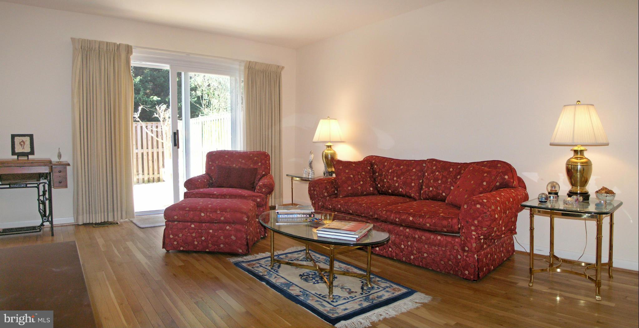 1812 Golf View Court Reston, VA 20190 - Photo 5 of 29 Living Room