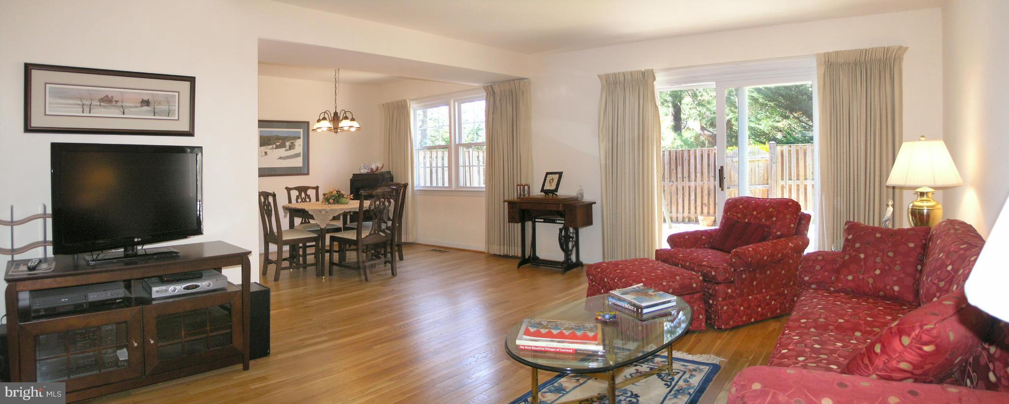 1812 Golf View Court Reston, VA 20190 - Photo 6 of 29 Living Room