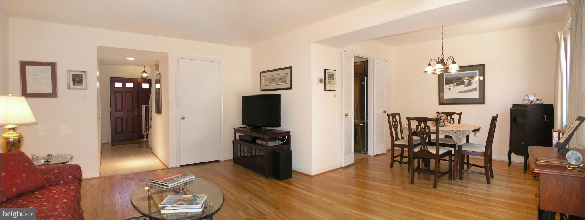 1812 Golf View Court Reston, VA 20190 - Photo 7 of 29 LIVING ROOM /DINING ROOM