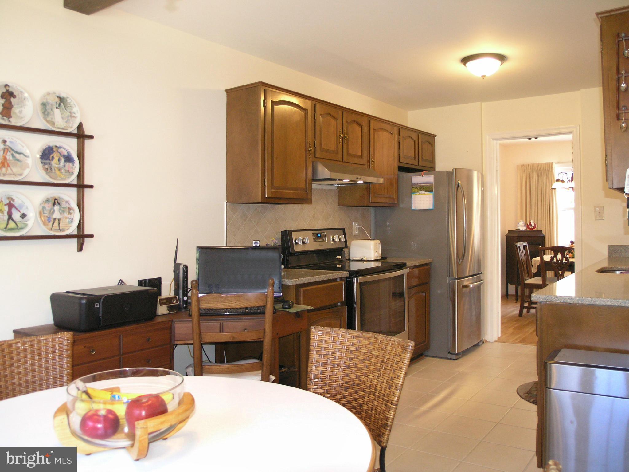 1812 Golf View Court Reston, VA 20190 - Photo 8 of 29 Kitchen