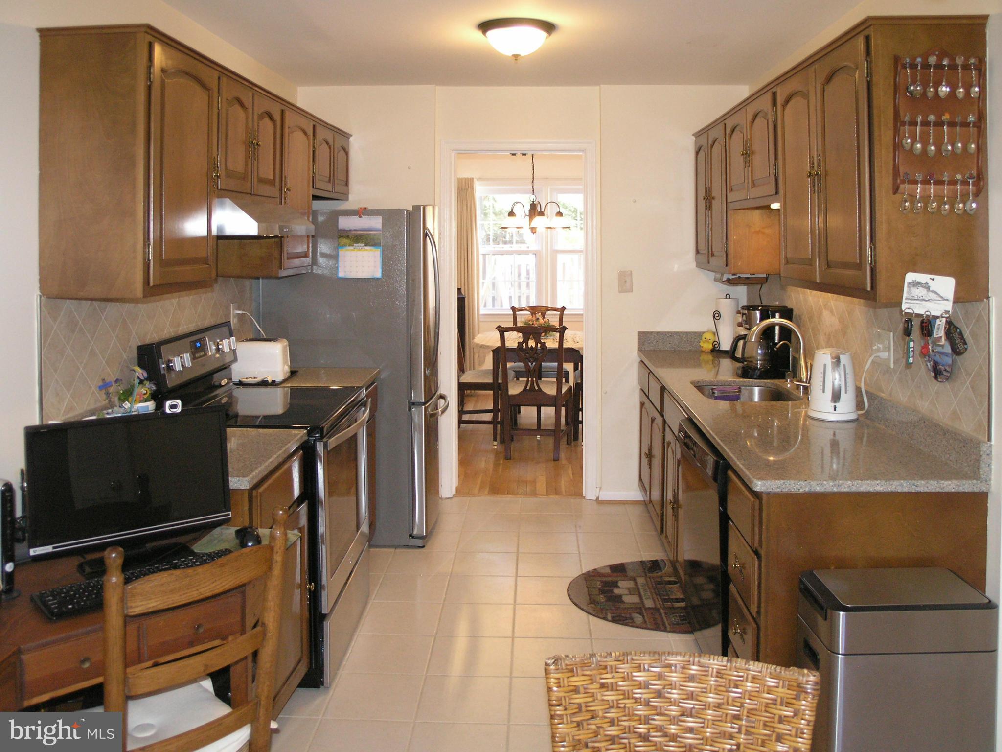 1812 Golf View Court Reston, VA 20190 - Photo 9 of 29 Kitchen