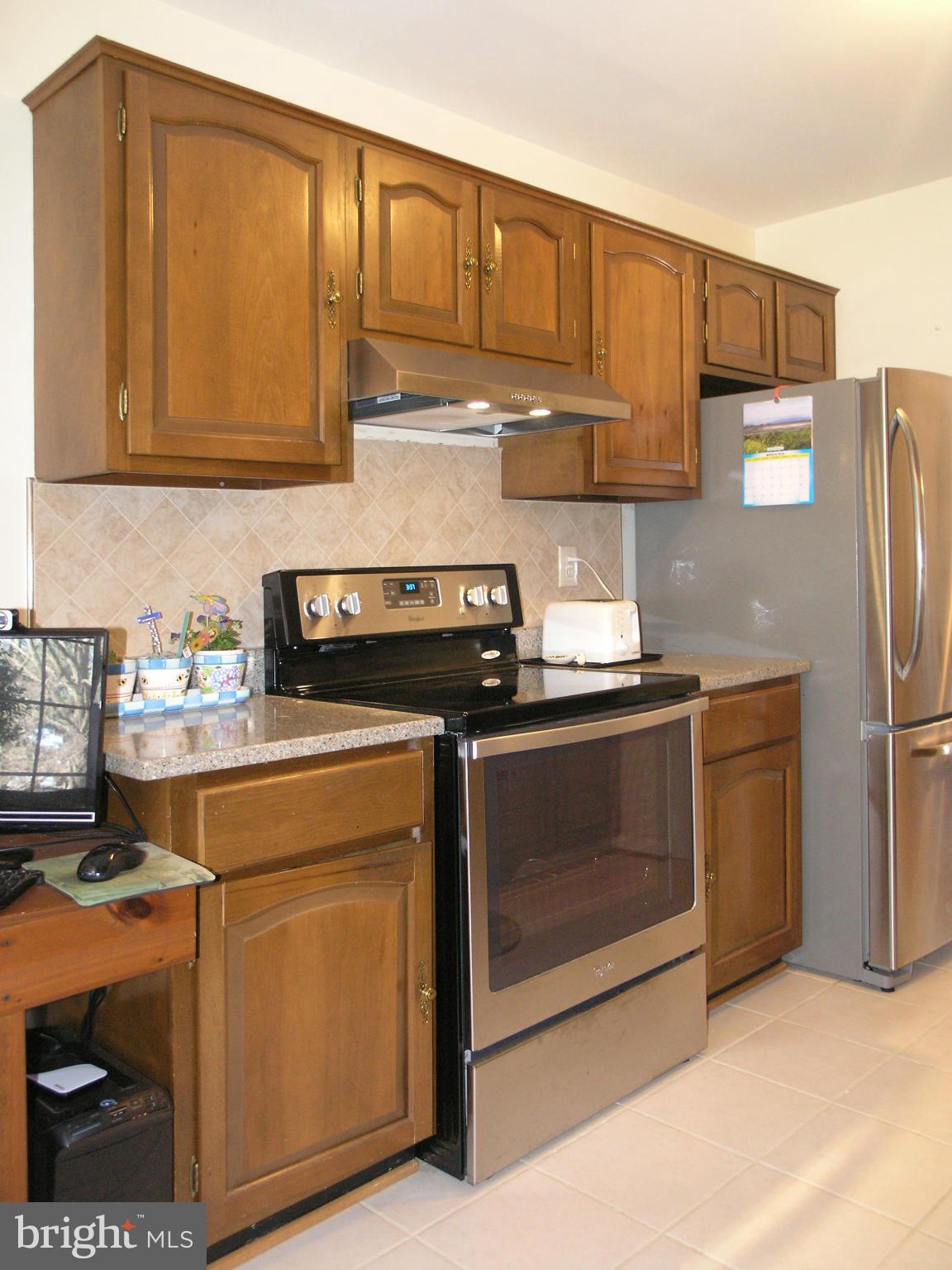 1812 Golf View Court Reston, VA 20190 - Photo 10 of 29 Kitchen