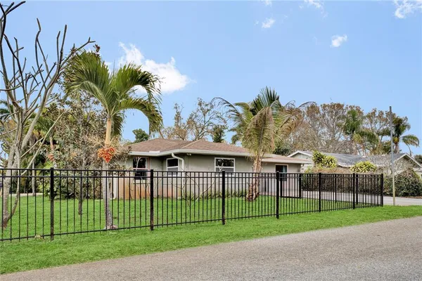 a view of yard with green space