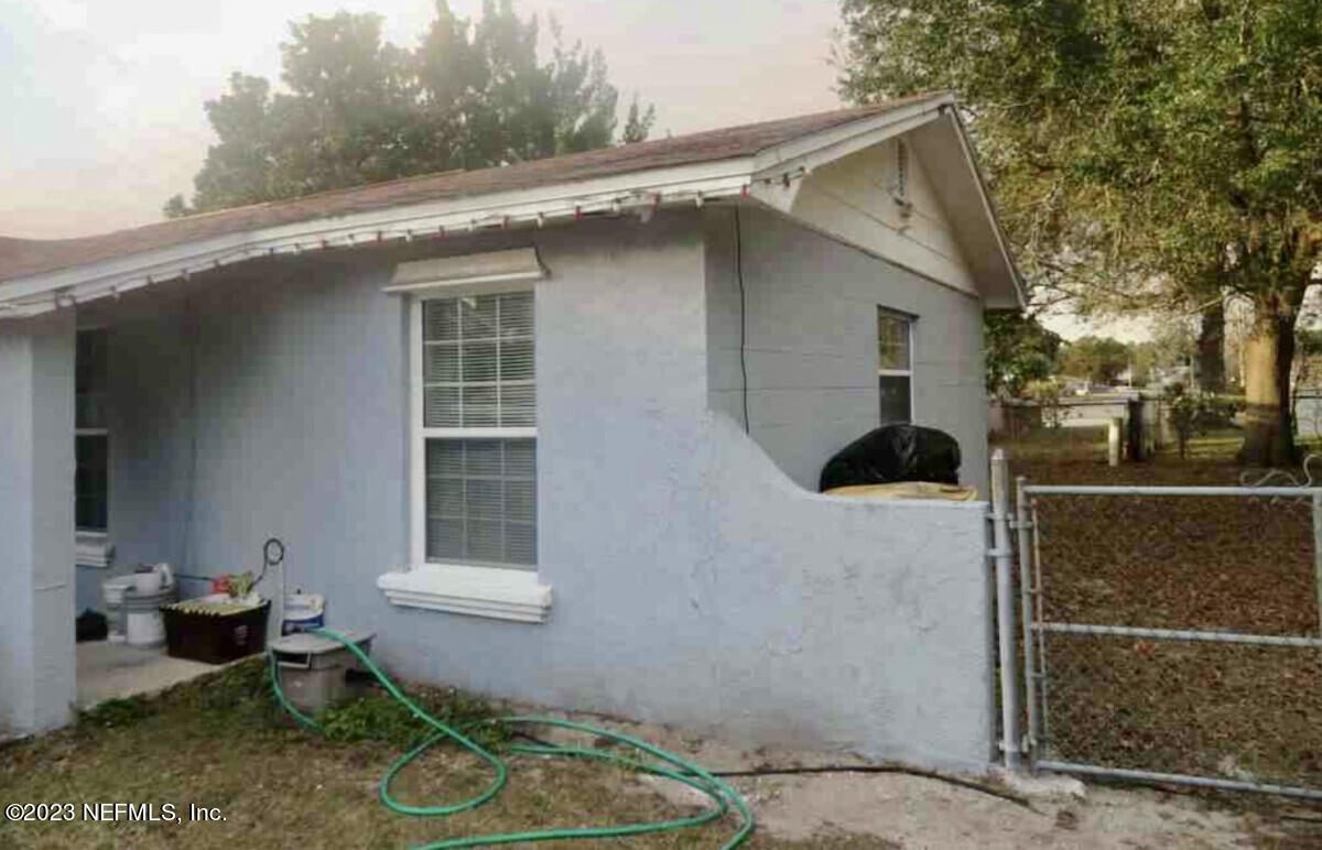 8345 Chessman Court Jacksonville, FL 32244 - Photo 2 of 6 a backyard of a house