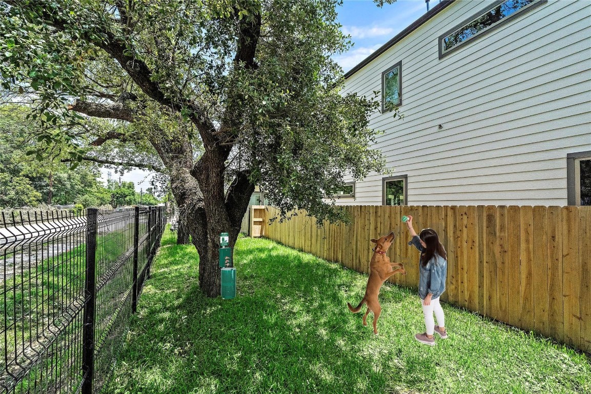 2200 Marnel Road, Unit I Houston, TX 77055 - Photo 24 of 25 a view of a backyard
