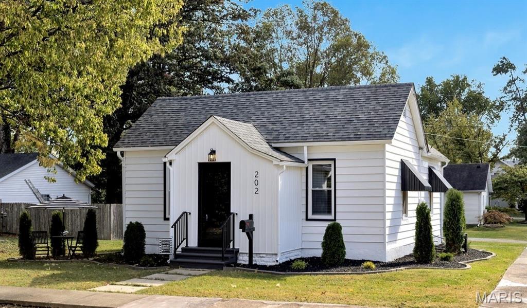 202 East Olive Street Staunton, IL 62088 - Photo 2 of 31