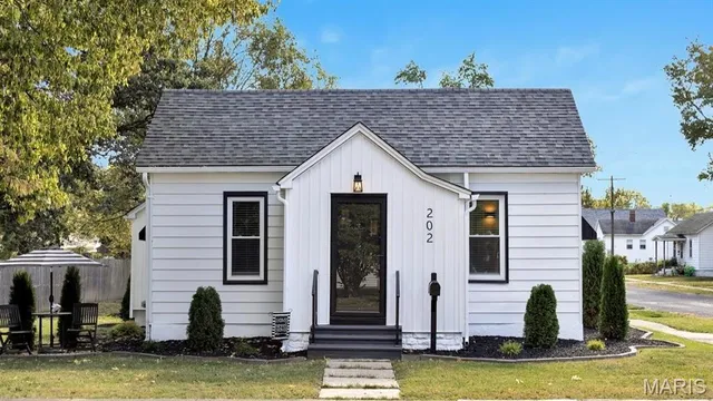 $184,000 | 202 East Olive Street, Staunton, IL 62088