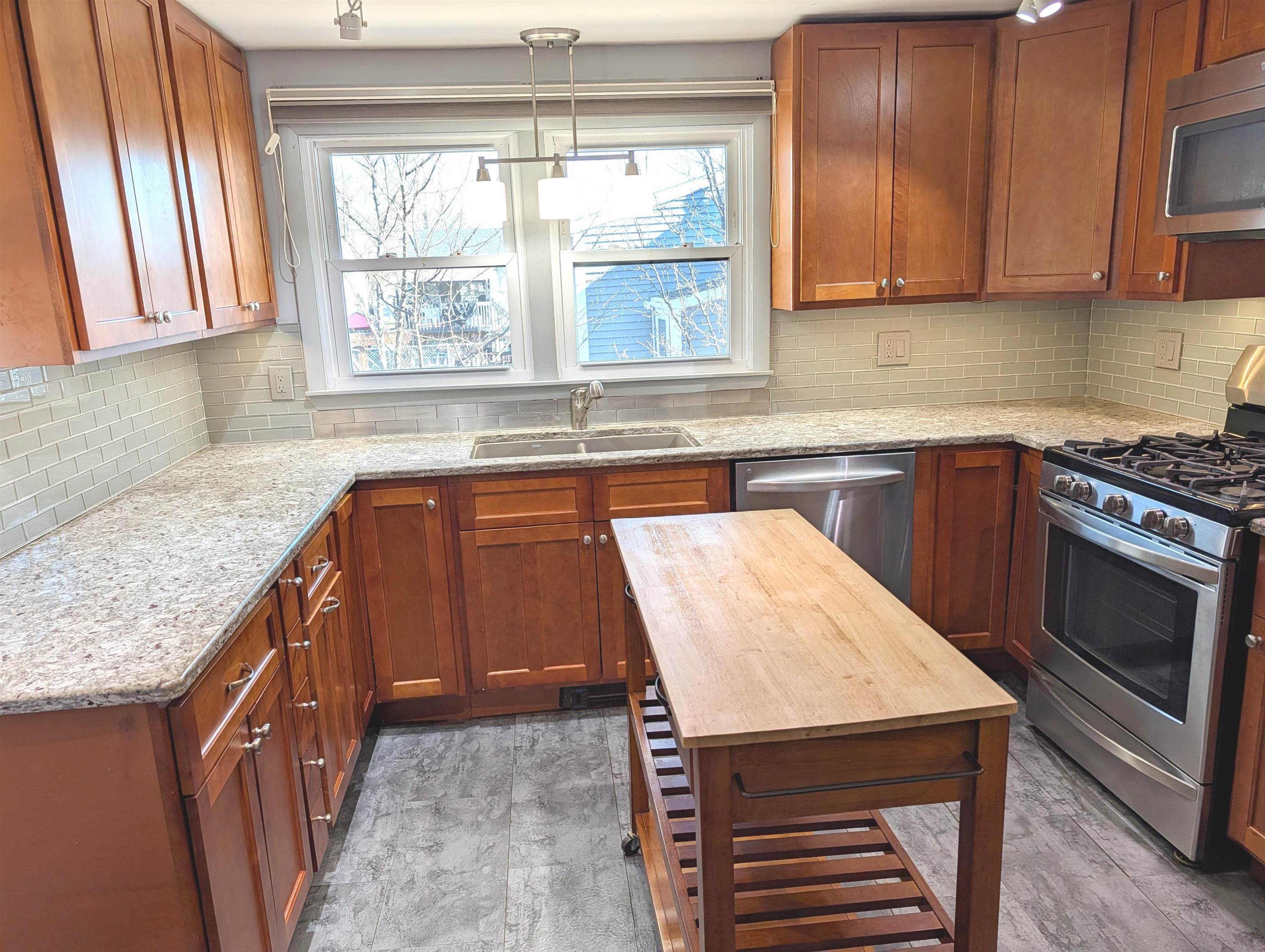 12 Fernand Street Manchester, NH 03103 - Photo 3 of 30