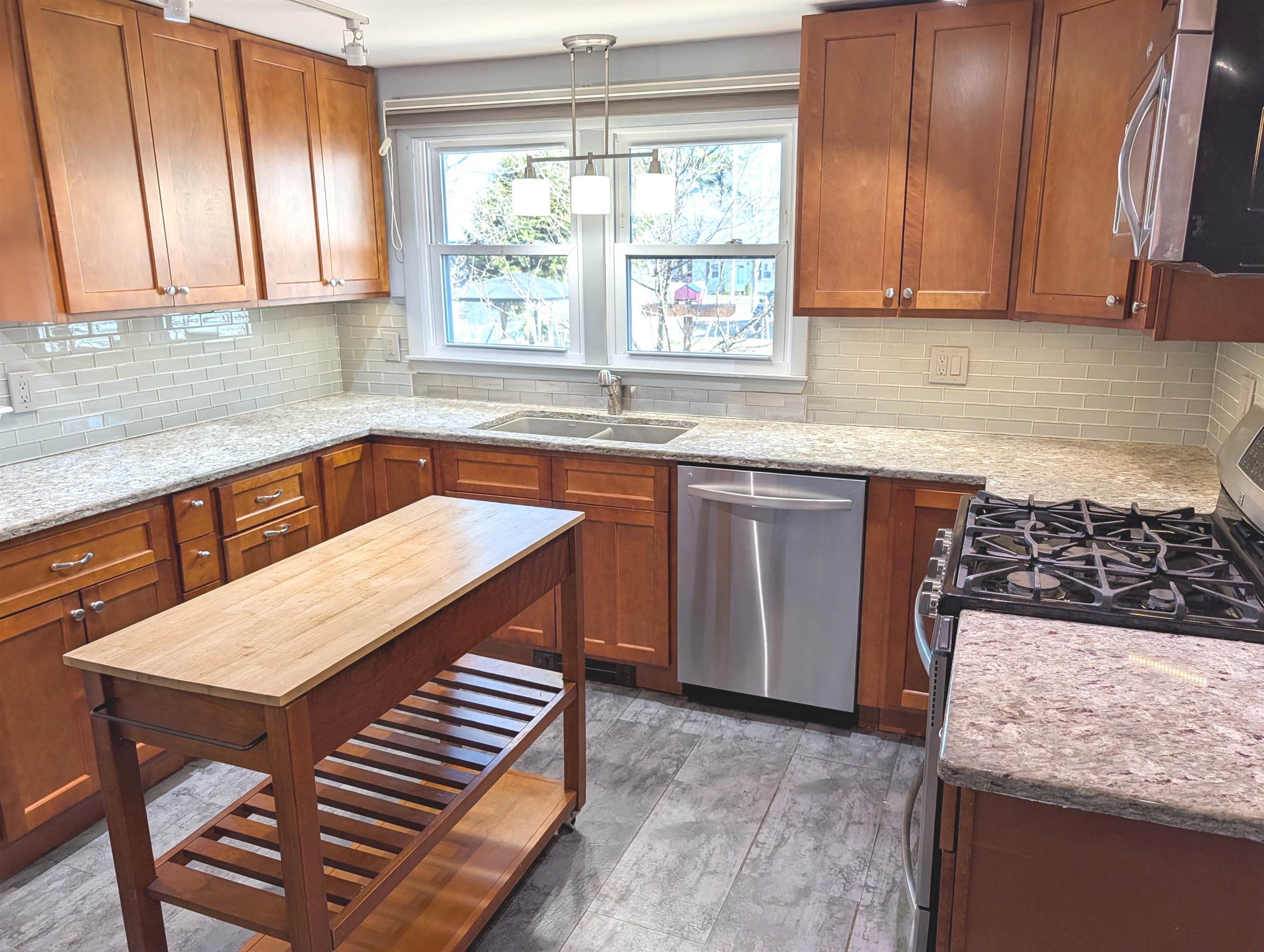 12 Fernand Street Manchester, NH 03103 - Photo 5 of 30