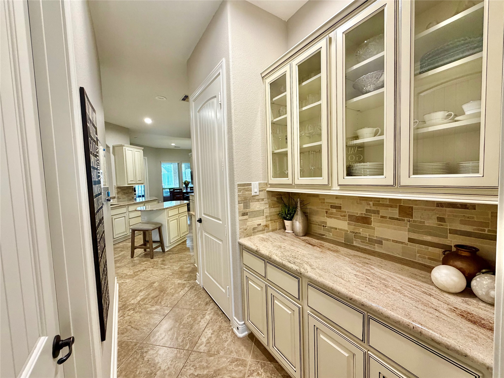 137 Reid Ridge Drive Conroe, TX 77384 - Photo 8 of 27 Butler's Pantry