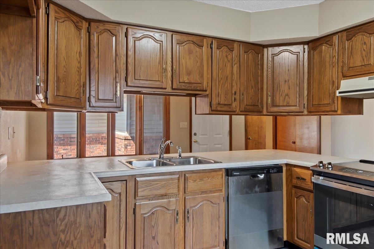 2413 Raleigh Road Springfield, IL 62704 - Photo 8 of 32