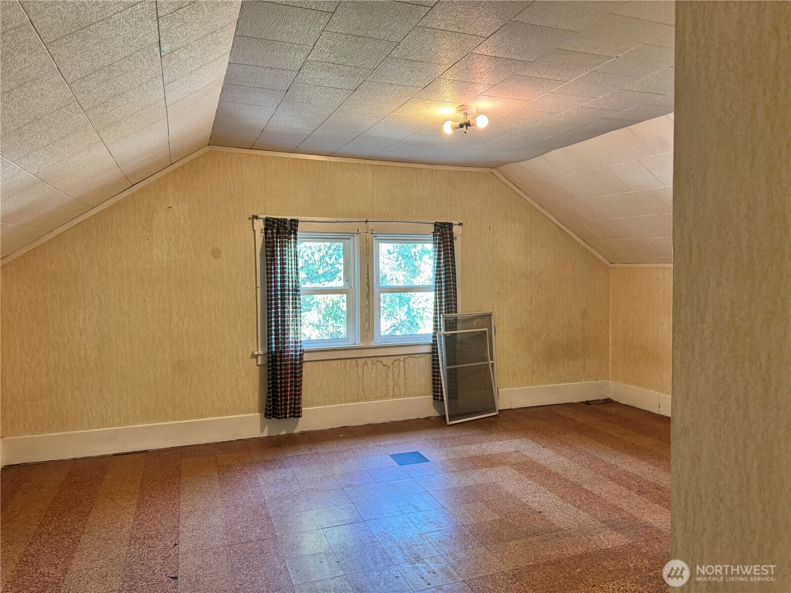 8 South Main Street Curlew, WA 99118 - Photo 15 of 25 an empty room with wooden floor and windows