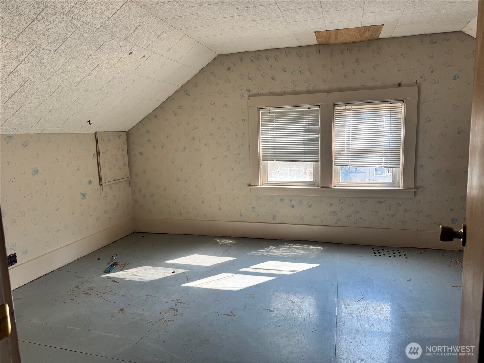 8 South Main Street Curlew, WA 99118 - Photo 17 of 25 an empty room with a window