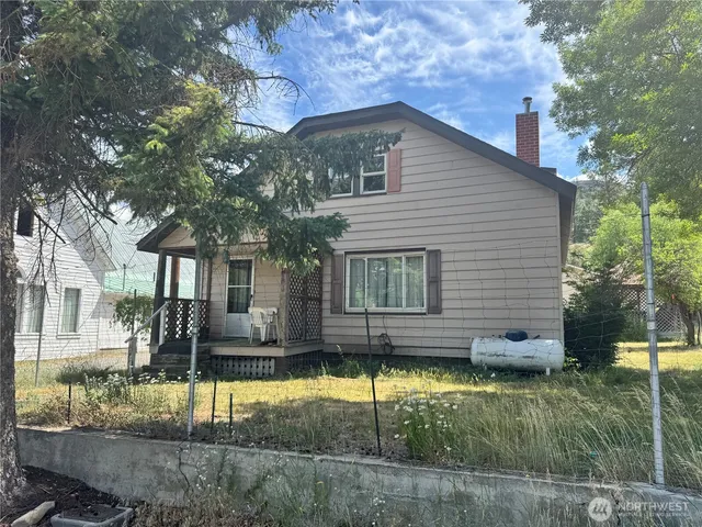 a view of a house with a yard