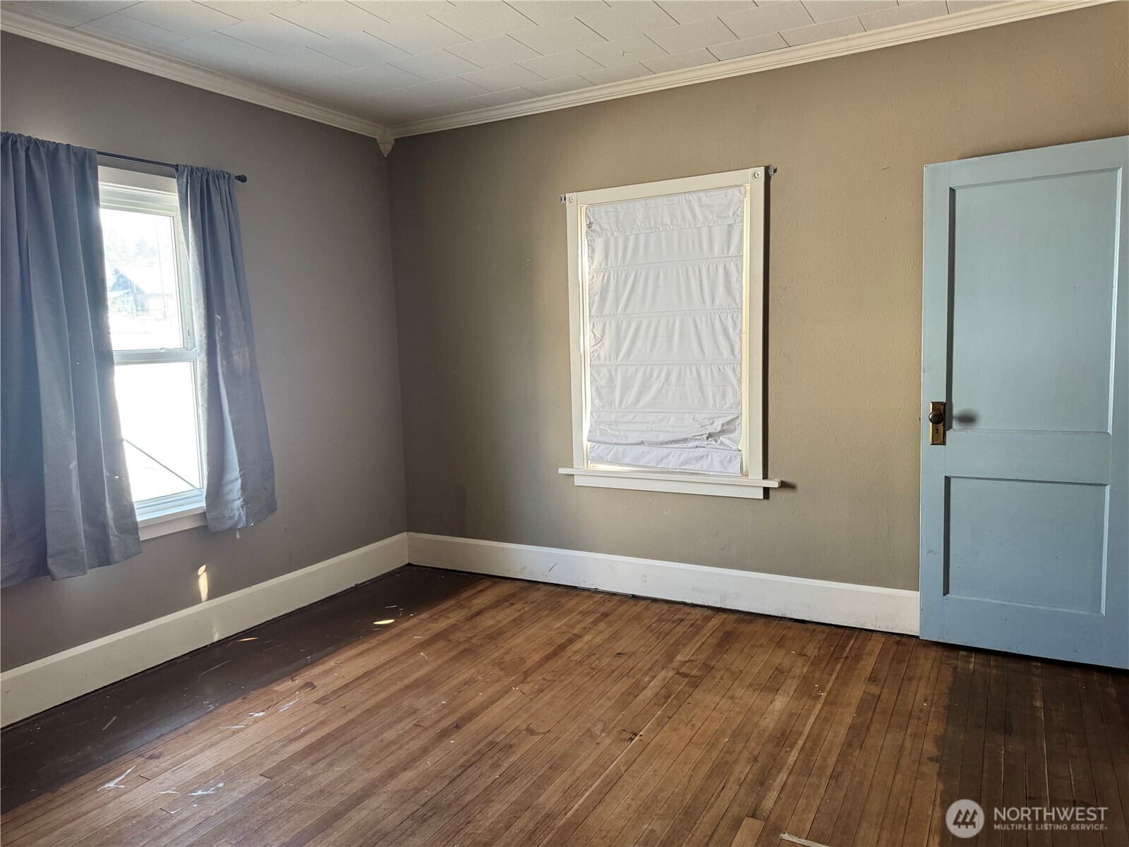 8 South Main Street Curlew, WA 99118 - Photo 21 of 25 an empty room with wooden floor and windows