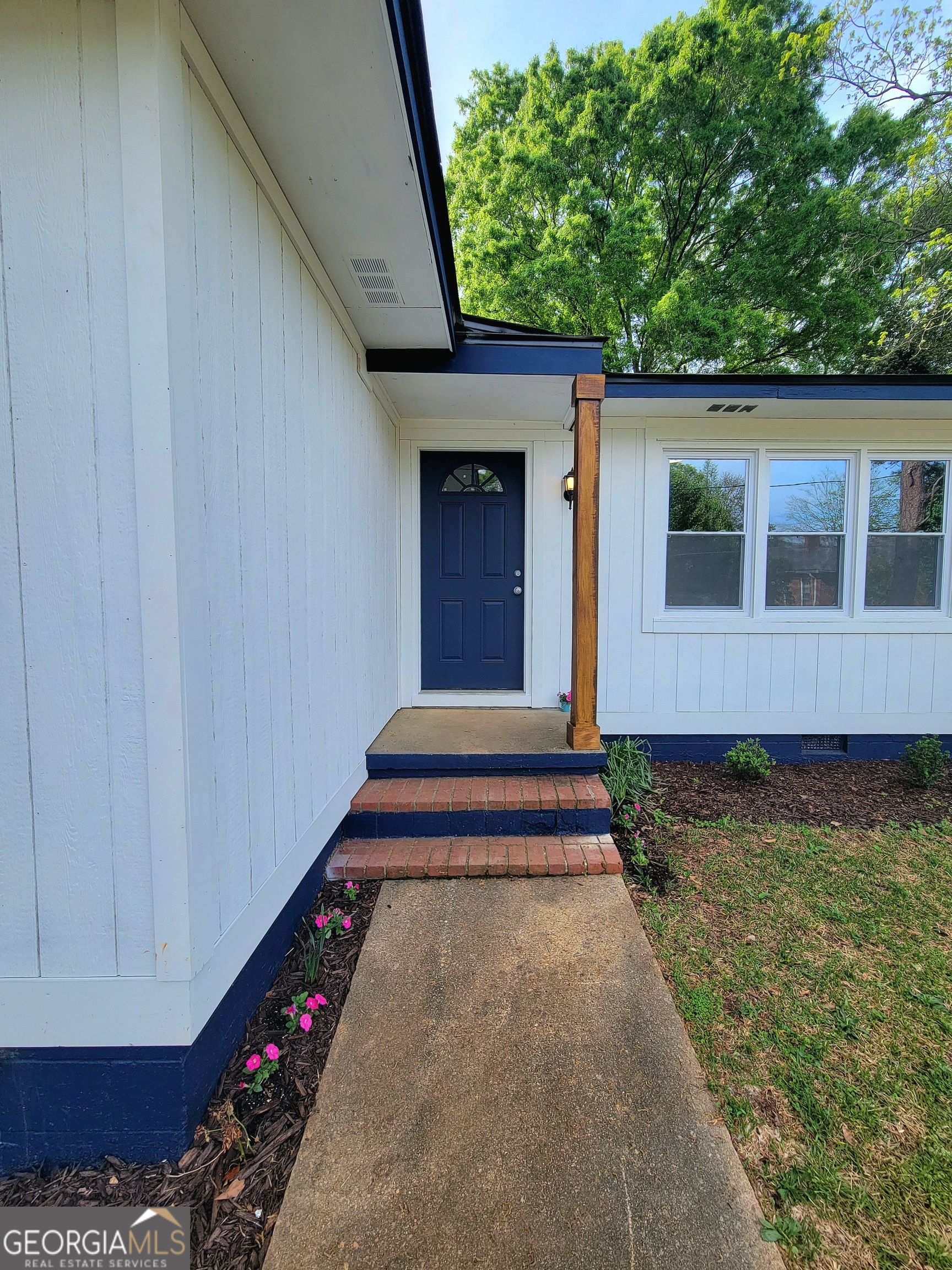 506 East 6th Street West Point, GA 31833 - Photo 2 of 15 a view of a house with a backyard and a tub