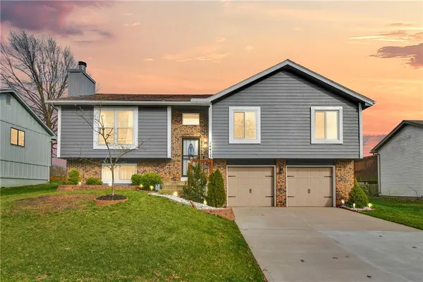 $324,999 | 14417 St Andrews Drive, Grandview, MO 64030