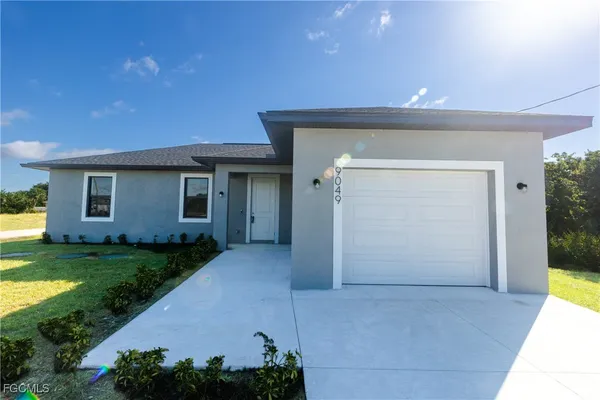 a view of a house with backyard and garden