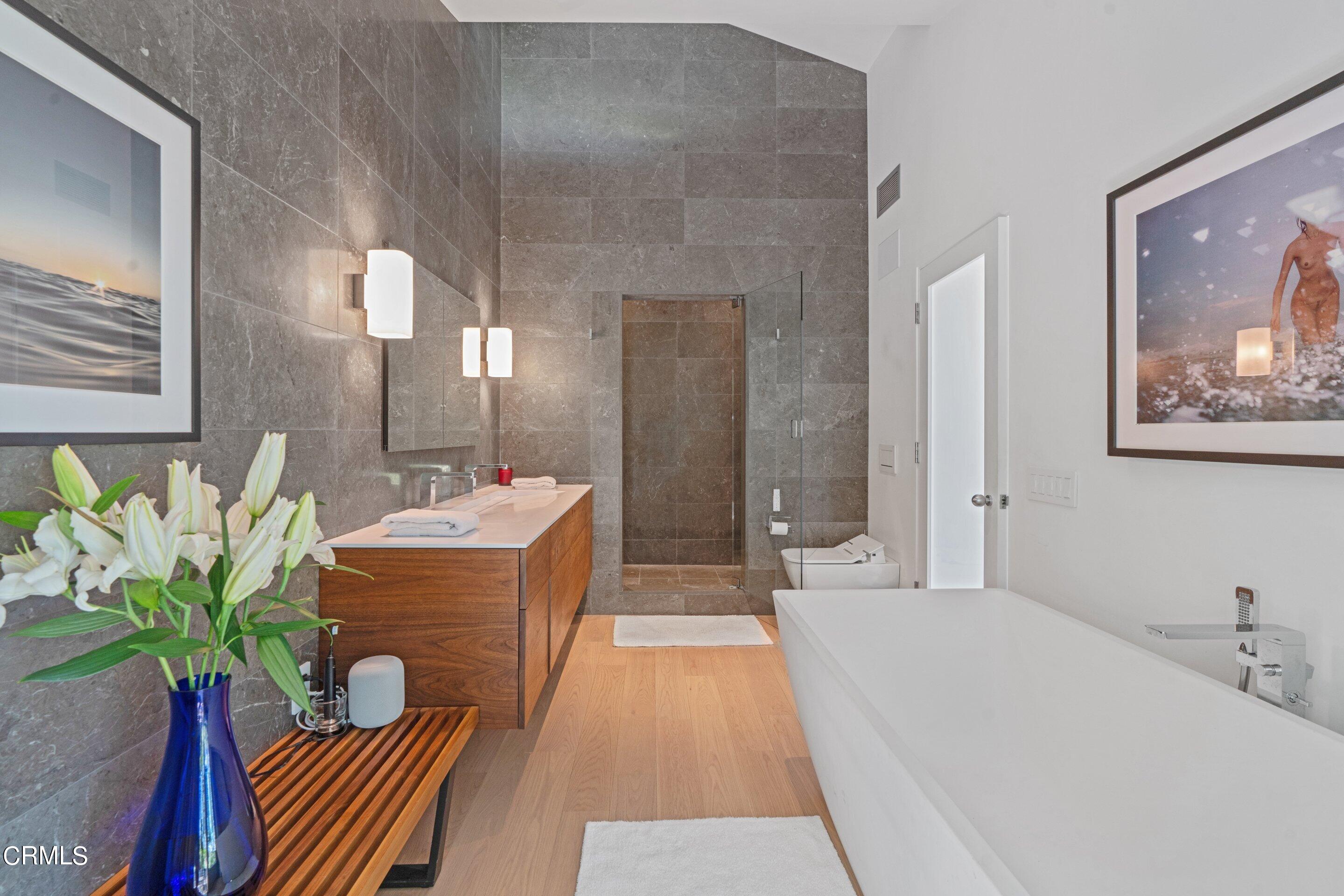 1460 Linda Ridge Road Pasadena, CA 91105 - Photo 30 of 63 a bath room with a sink tub and a mirror